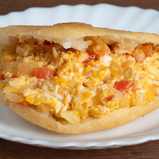 Arepa A La Plancha Con Revoltillo De Huevos