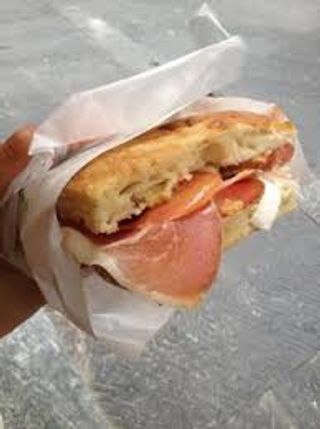 Schiacciata prosciutto crudo e mozzarella