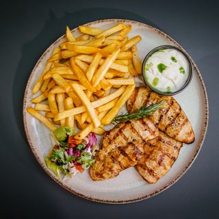 Piept de pui gătit la grill cu cartofi prăjiți și sos aioli
