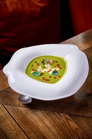 Supă cremă de mazăre verde și spanac cu tartar de creveți