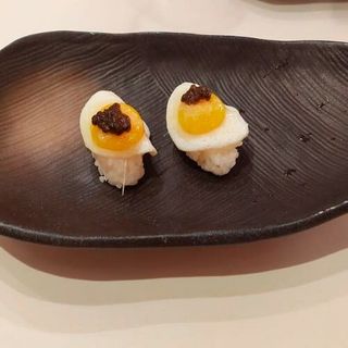 Nigiri de huevo de codorniz 