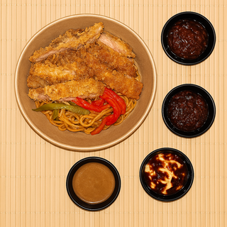Tonkatsu con yakisoba + salsa a elegir