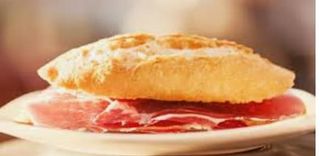 Montado de Jamón con tomate, roquefort y pimientos 