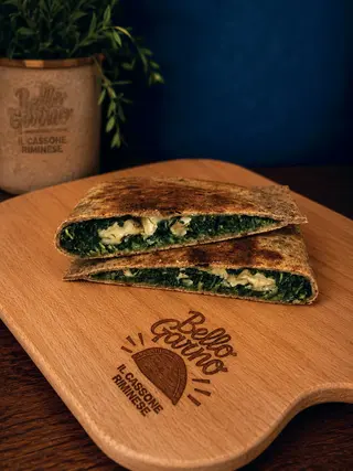 Cassone fit erbe, parmigiano e noci - 630 kcal