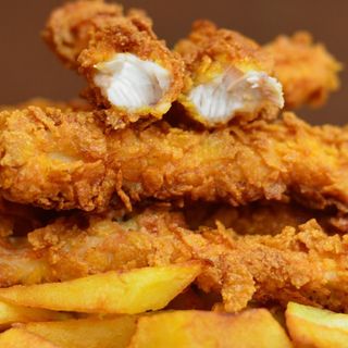 Crispy de pui cu cartofi prajiti și sos de usturoi