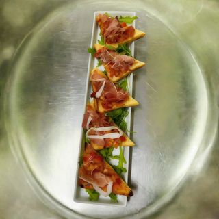 Bruschete cu rosii si prosciutto crudo