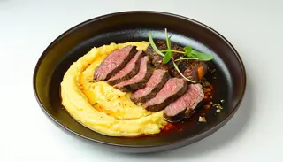 Pastrama berbecut la tigaie cu mamaliga