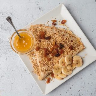 Palačinka sa medom, bananom i suvim grožđem