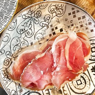 Tostada serrano y queso fundido