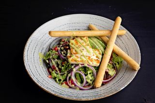 Salată cu halloumi și avocado