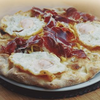 Pizza De Huevos Fritos con jamón ibérico