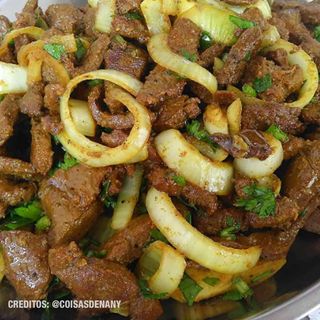 Iscas de figado acebolado 