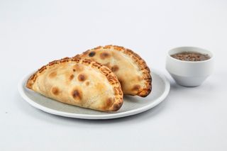 Duo De Empanadas De Carne Con Dip Chimi