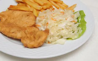 Snitel de porc cu cartofi wedges/prajiti,chifla si salata de varza