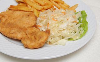 Snitel de porc cu cartofi wedges/prajiti,chifla si salata de varza