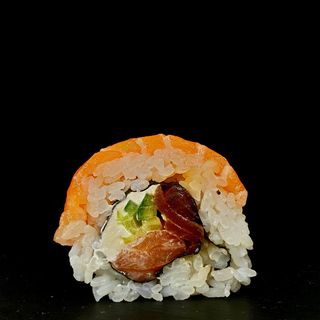 Golden California okładana surowym łososiem