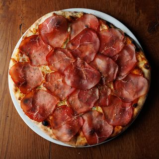 Pizza 3 sira i goveđa pršuta