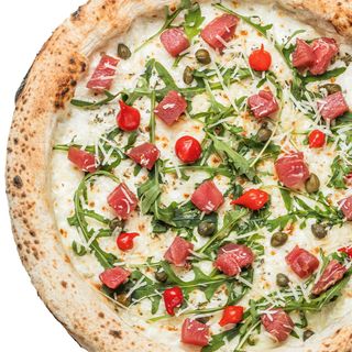 Піца з тунцем та каперсами