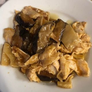 Pollo con bambù e funghi