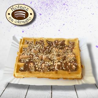 Gofr z nuttelą i orzechami