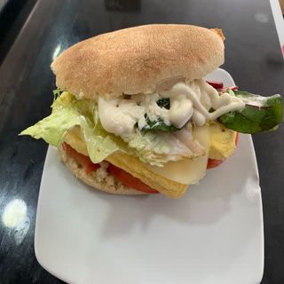 Mollete Abderramán Con Tortilla, Tomate, Queso, Lechuga Y Mahonesa