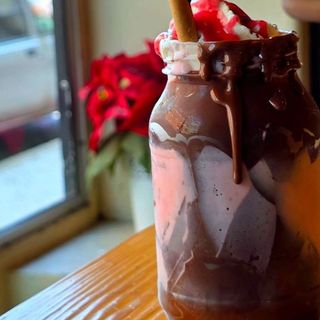 TrincaShake morango com chocolate leite