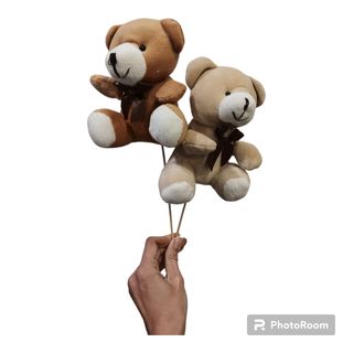 Osito de peluche marron o beige como complemento del ramo.