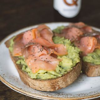 Avocado, salmone e semi di chia