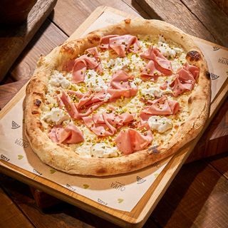 Pizza cu mortadella și fistic