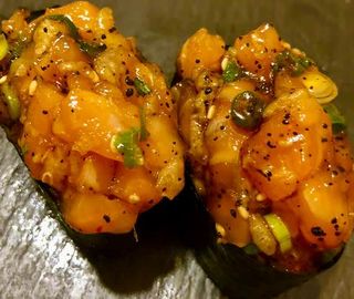 82. Sushi Salmón con Trufa (2 piezas)