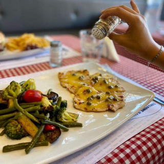  ESCALOPE DE VOLAILLE AU CITRON ET CAPRES 