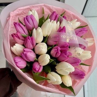Букет із 35 біло-рожевих тюльпанів