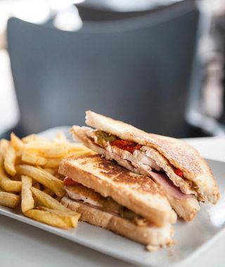 Sándwich de pollo con pimientos