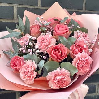 Bukiet z róż i goździków w towarzystwie eukaliptusa