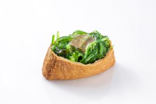 Inari z sałatką chuka