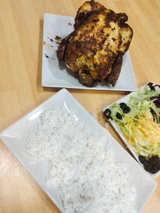 Pollo A L'Ast Entero Con Arroz Y Ensalada Verde