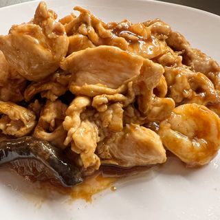Pollo saltato con gamberi e funghi cinesi