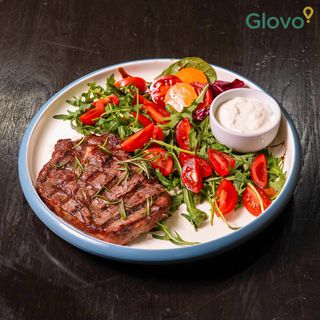 Steak de vita pe focaccia cu rucola