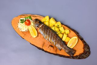 Păstrăv la jar cu cartofi natur