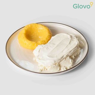 Brânză de vaci, cu smântână și mămăliguță