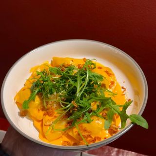 Вареники з картоплею, в соусі Чедер з пармезаном