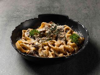 Паста з мармуровою яловичиной та грибами (320г)