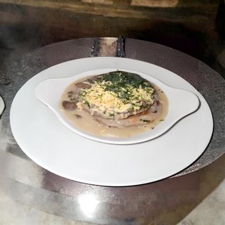 Вежа дерунів з печерицями у вершковому соусі затерта сиром