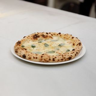 Pizza Quesos y salvia
