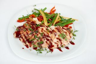 ფილე თბილი სალათით