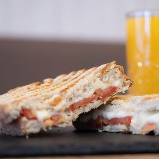 Tosta de Queijo Mozzarella, Tomate e Azeite
