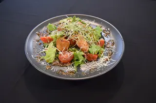 Salată cu carne de pui și avocado