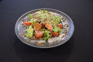 Salată cu carne de pui și avocado