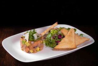 Tartar de Somon cu Mix Salad