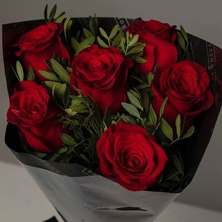 Ramo de 6 rosas rojas con verdes